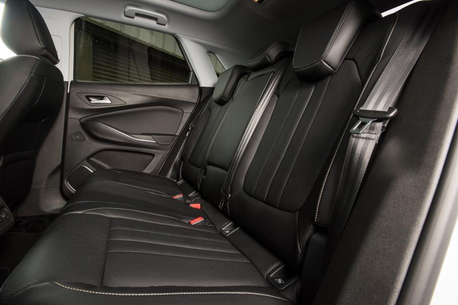 Интерьер Vauxhall Astra Turbo Ultimate 2018 года  (фото 7 из 14)